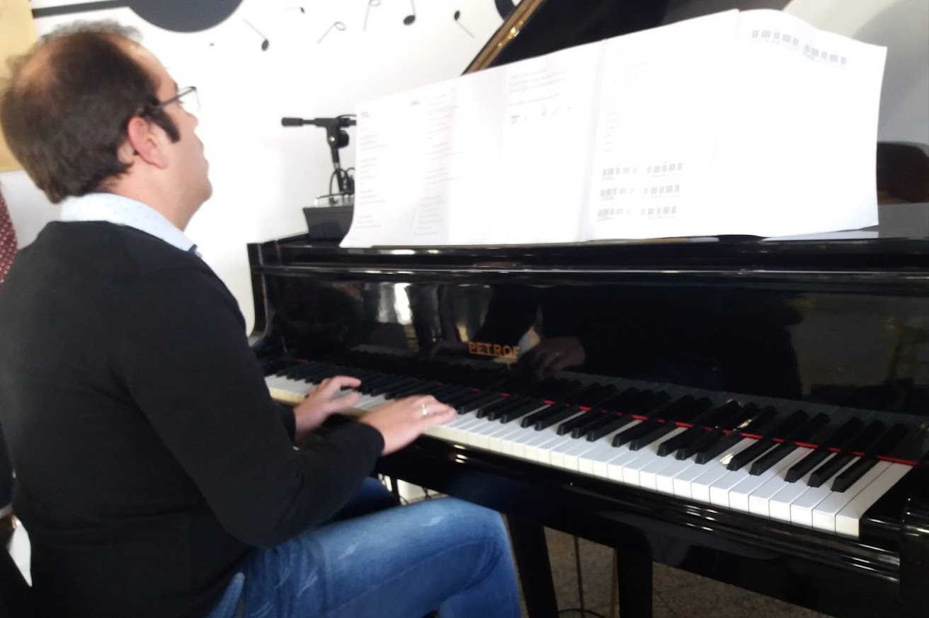 Xavier Coutinho - Professor de Piano, Orgão, Acórdeão e Formação Musical